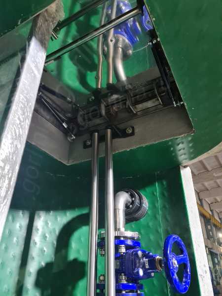 Машинный зал КНС Люки технологические для канализационных насосных станций - вид снизу из камеры колодца