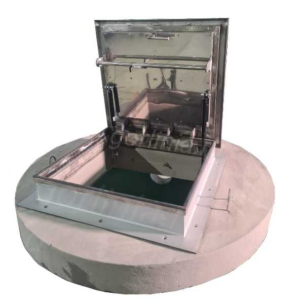 Открытая крышка люка поднятого над уровнем покрытия Люки технологические для канализационных насосных станций КНС из нержавеющей стали - открытая крышка